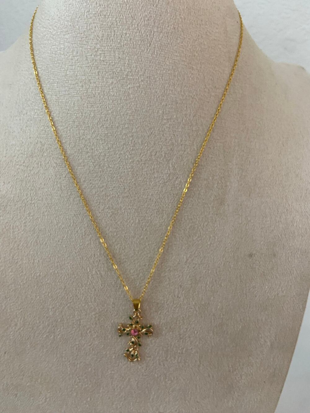 Cross pendant necklace